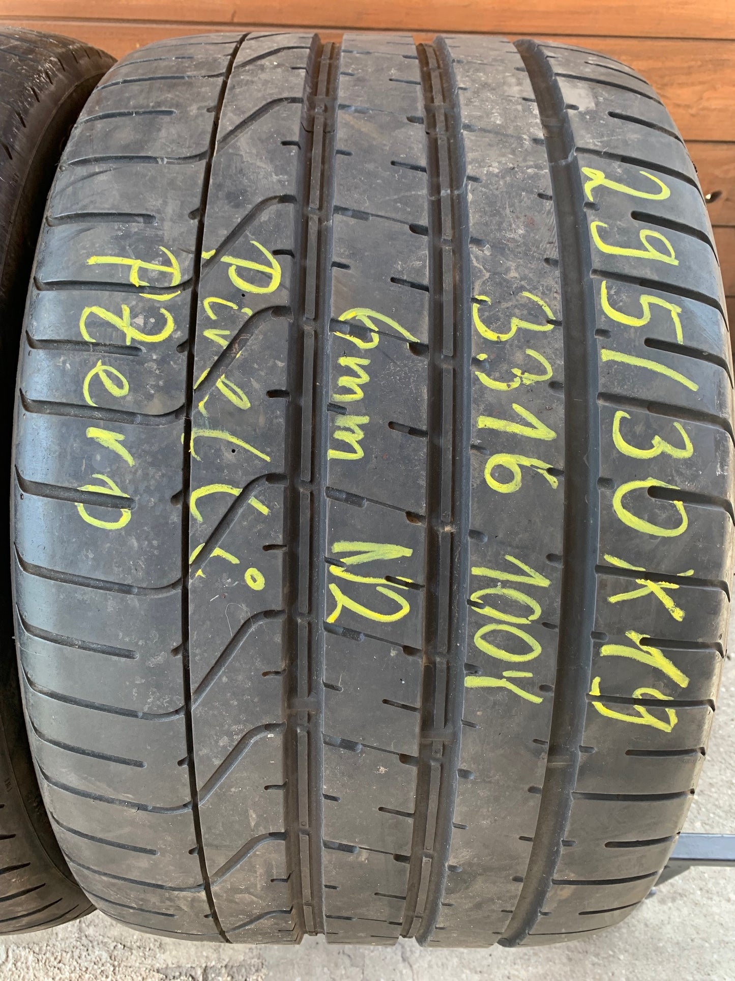 295/30R19 Pirelli nyári gumi