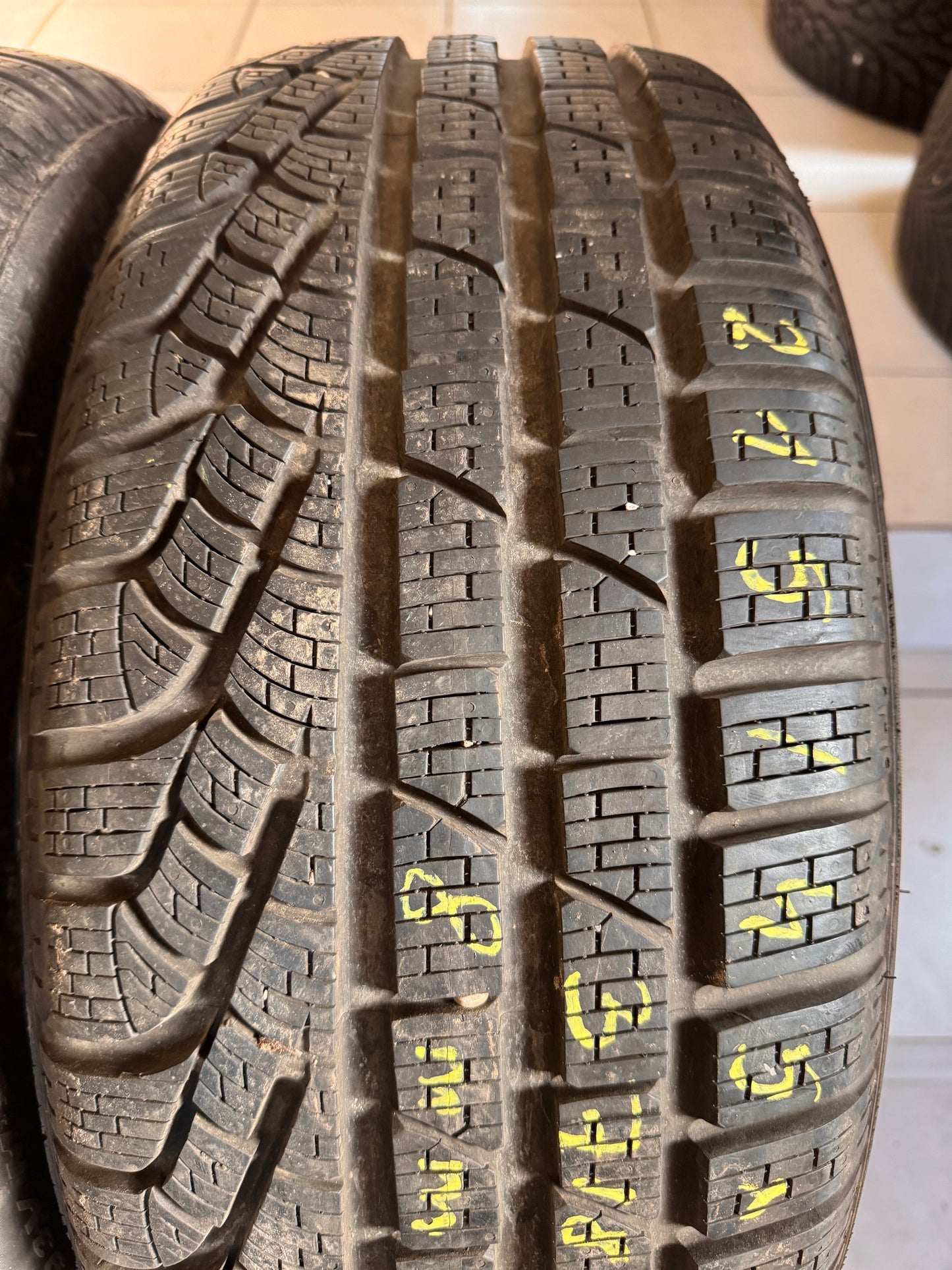 215/45R18 Pirelli téli gumi eladó