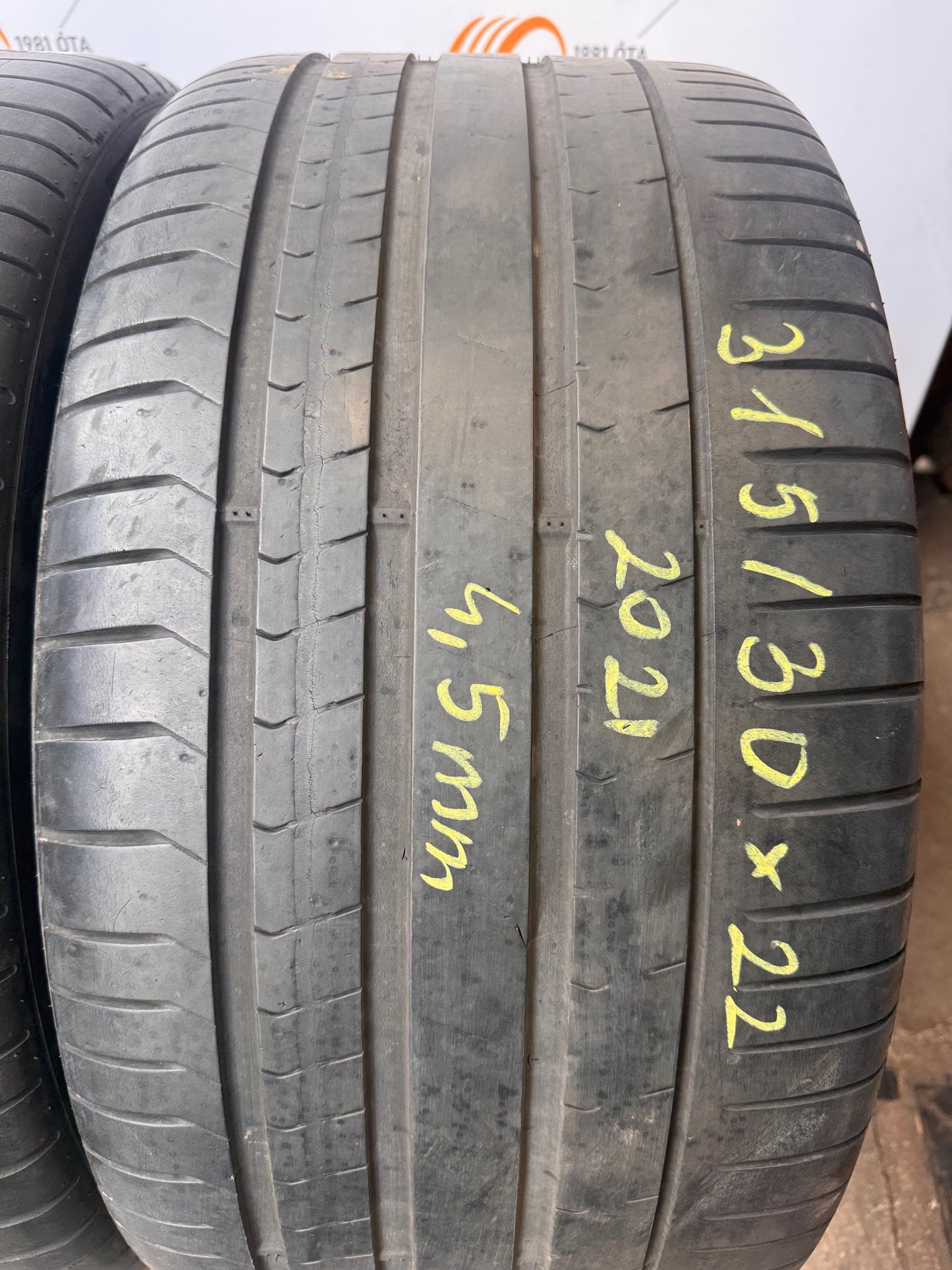 315/30R22 Pirelli nyári gumi eladó