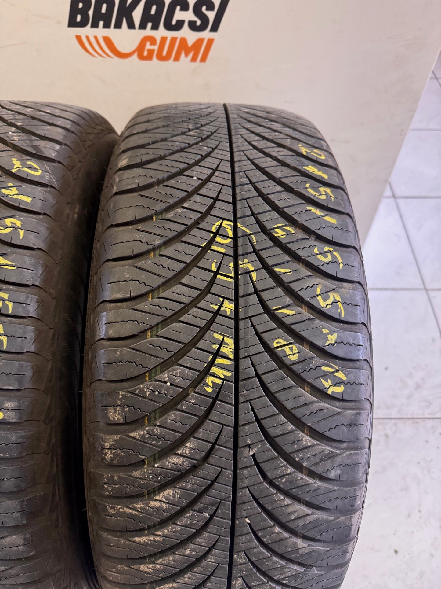 215/55R17 Goodyear 4évszakos gumi