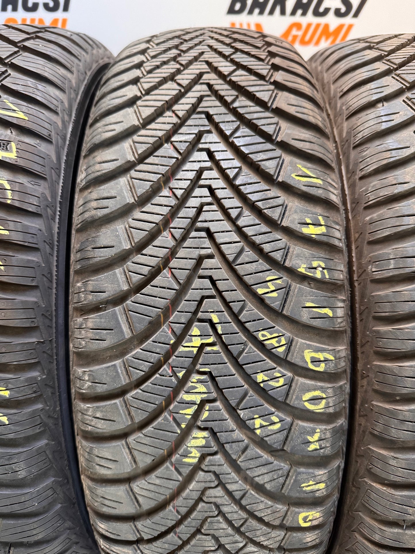 175/60R16 Kumho 4 évszakos gumi eladó
