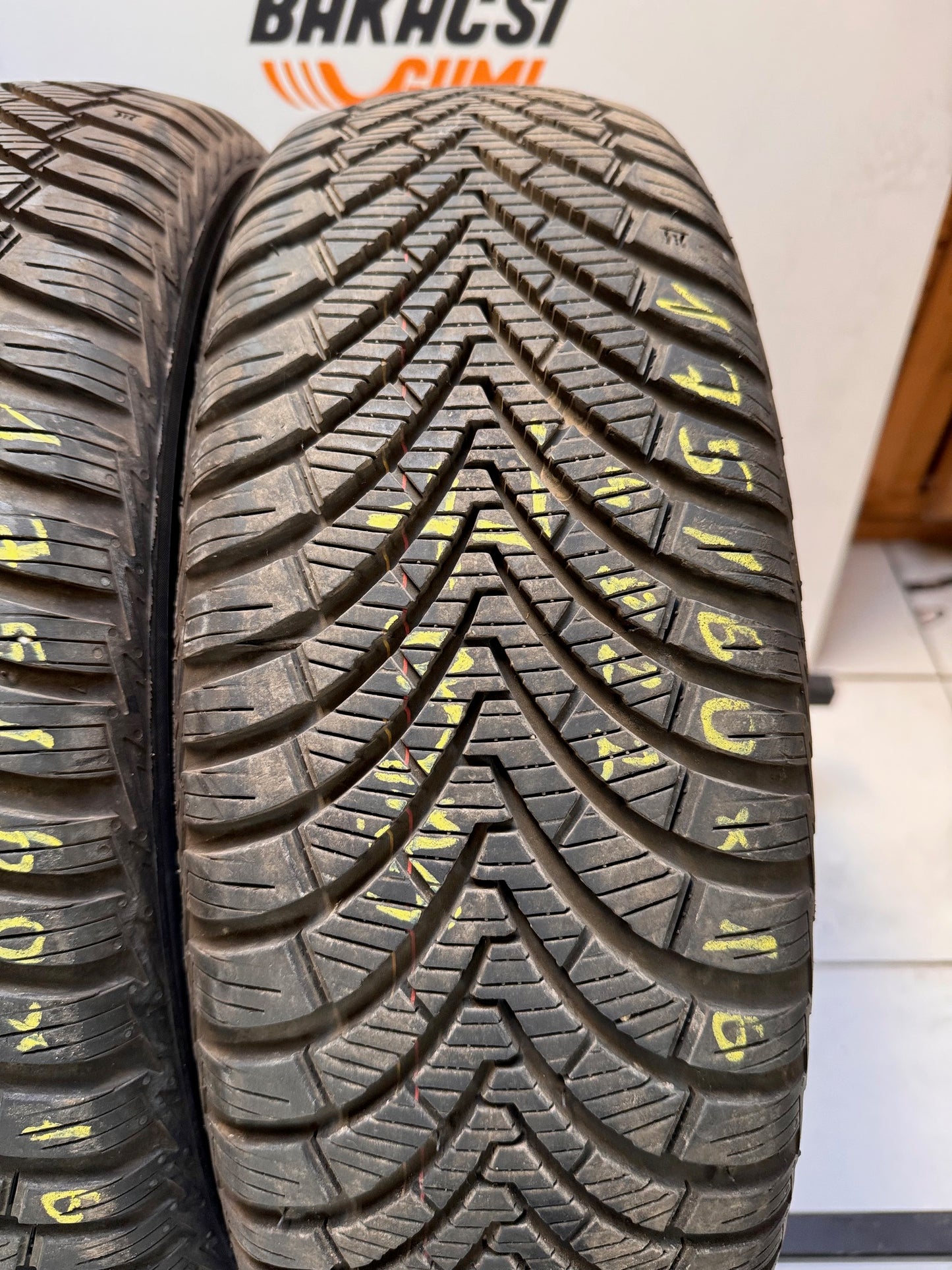 175/60R16 Kumho 4 évszakos gumi eladó