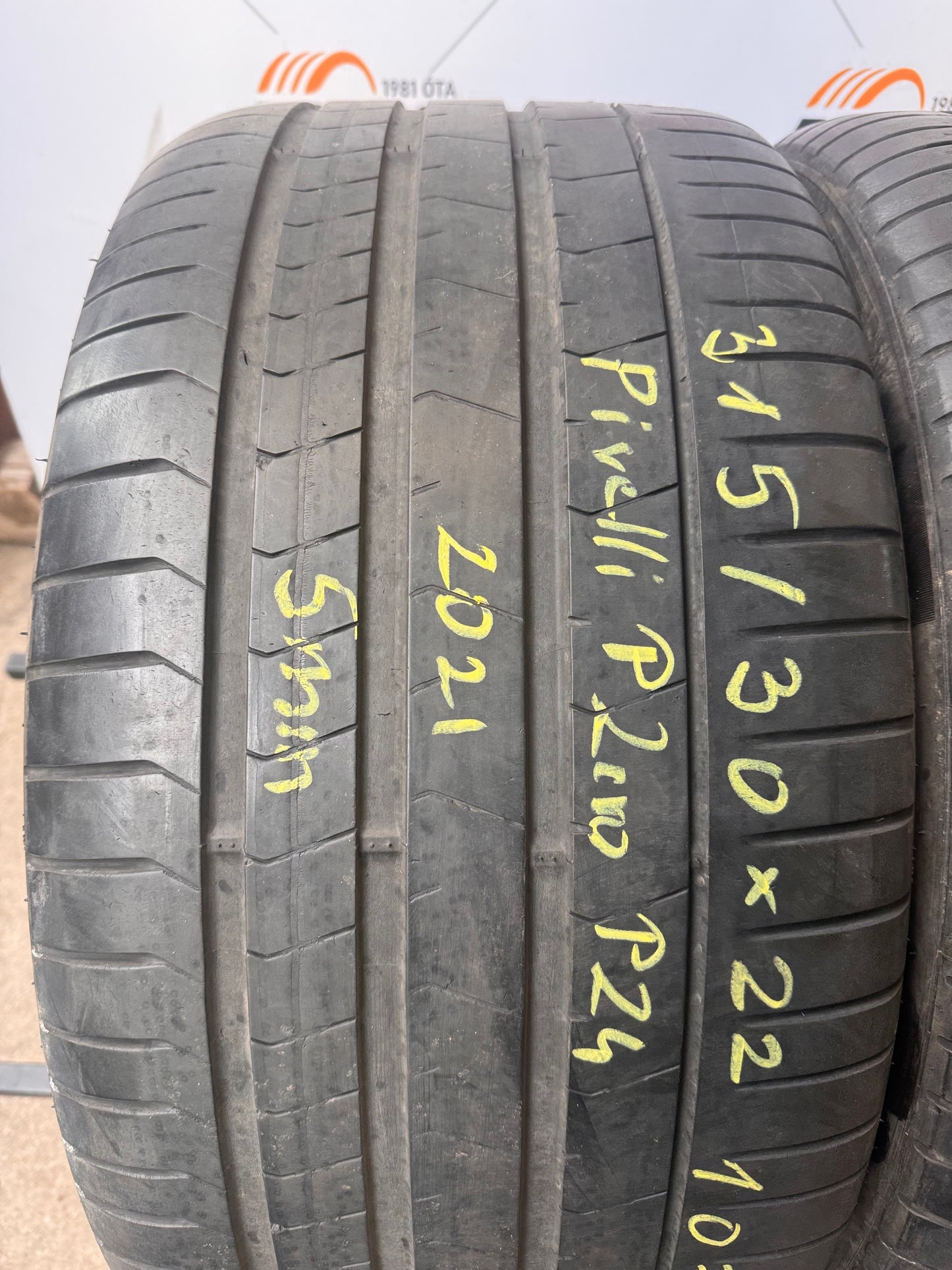 315/30R22 Pirelli nyári gumi eladó