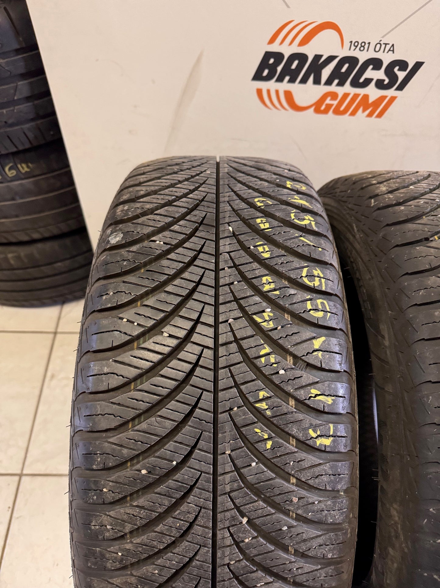 215/55R17 Goodyear 4évszakos gumi