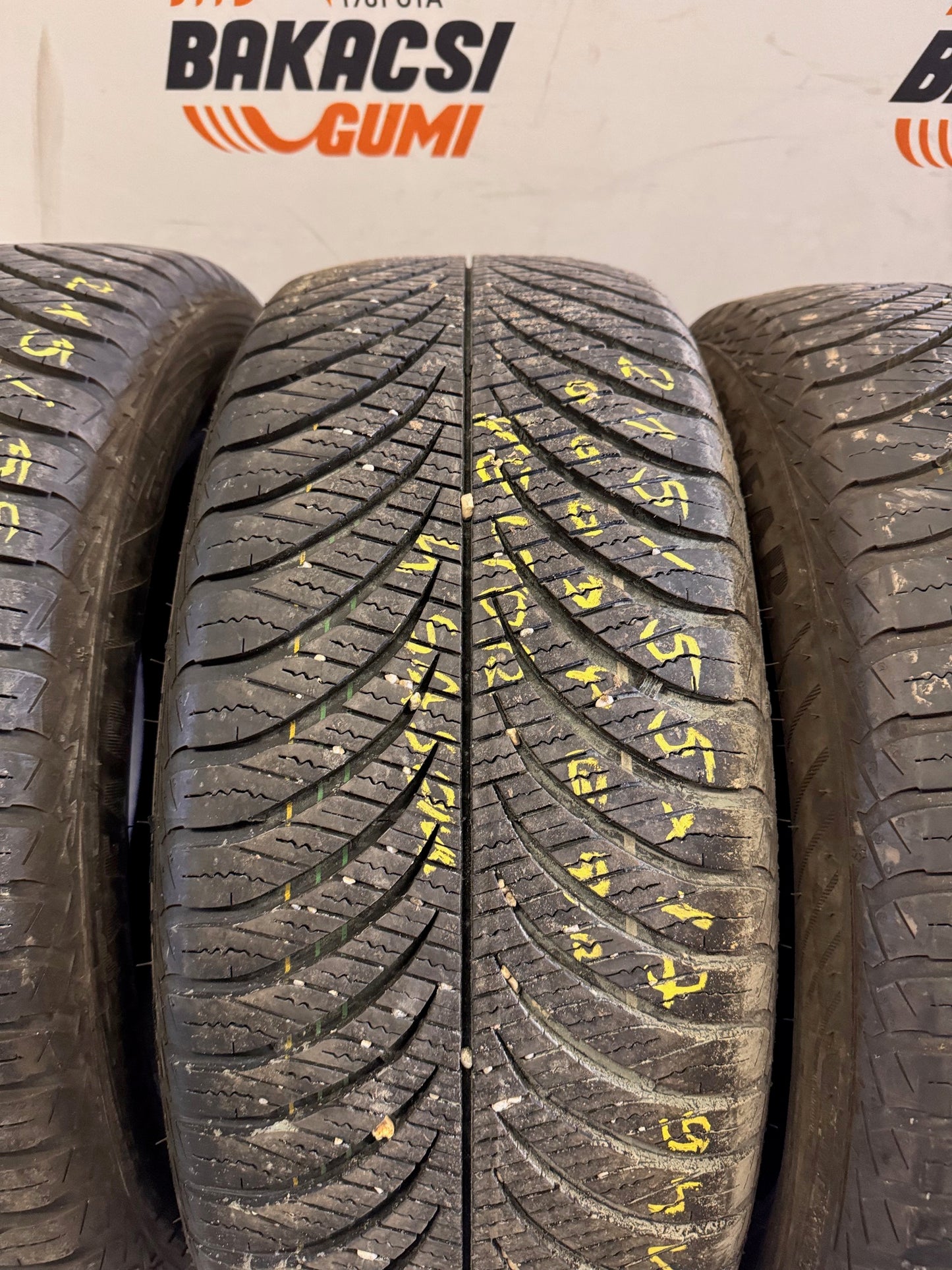 215/55R17 Goodyear 4évszakos gumi