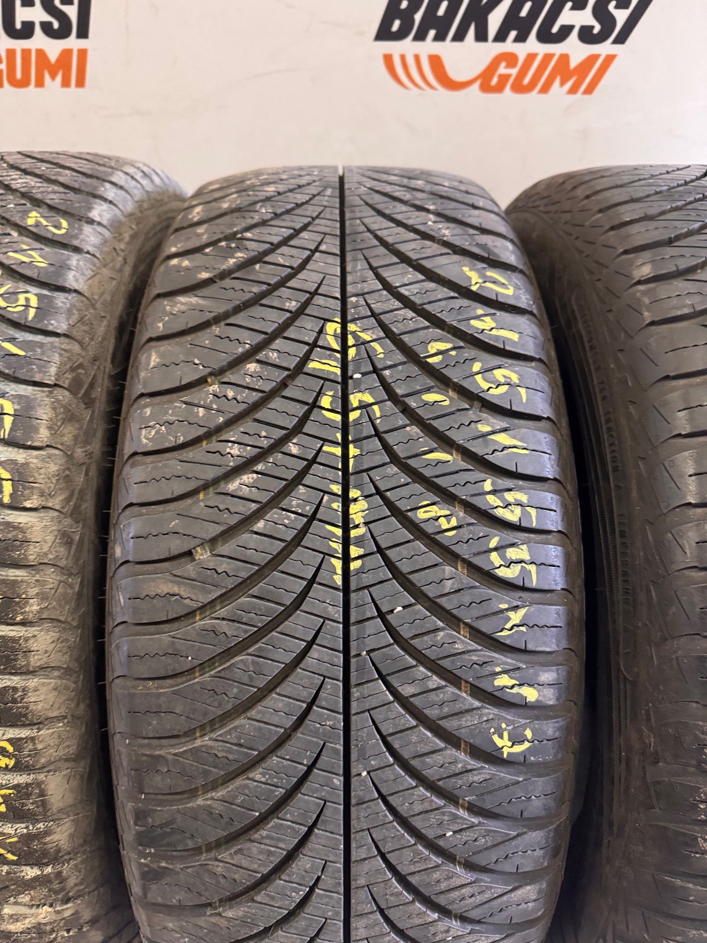 215/55R17 Goodyear 4évszakos gumi