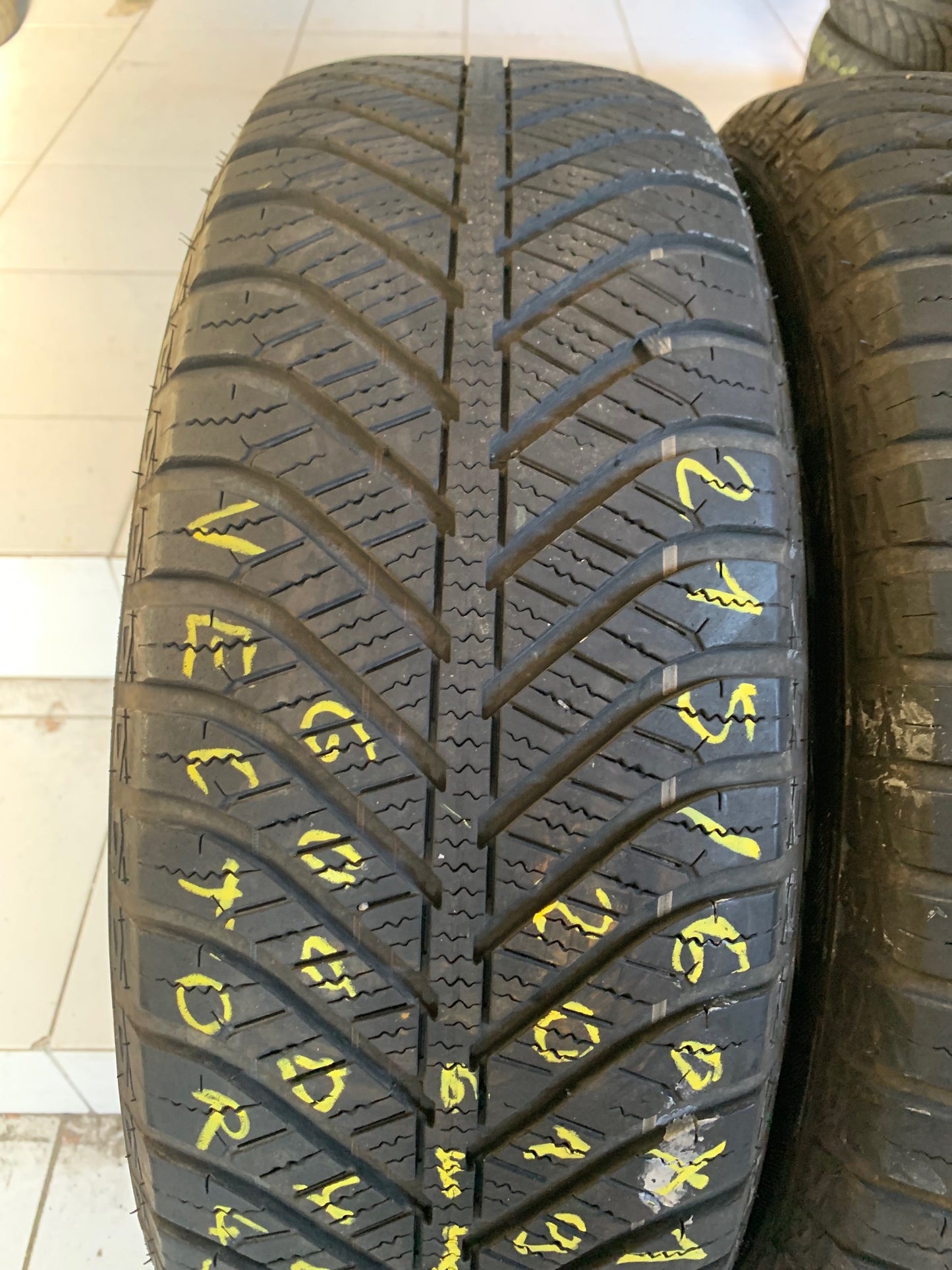 215/60R17 Goodyear 4 évszakos gumi eladó